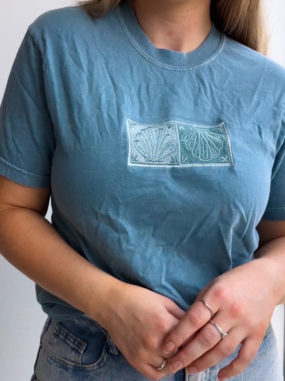 NWT 100% Cotton Blue Graphic Embroidered Seashell Beachy Tee